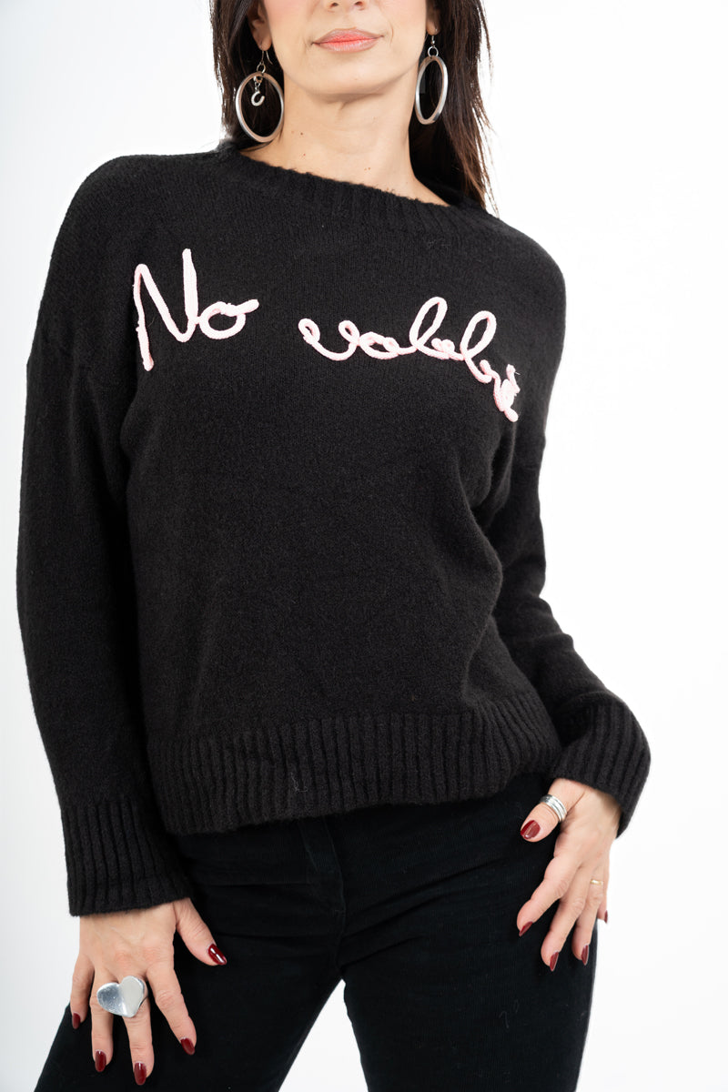 modella indossando Maglione girocollo “No vabbè” in misto lana ricamato colore Nero Unica