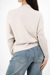 modella indossando Maglia over con applicazioni gioiello e collo morbido colore