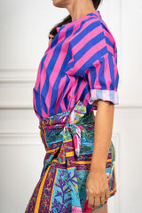 modella indossando Camicia in Cotone Leggero a Righe Bicolore Made in Italy colore