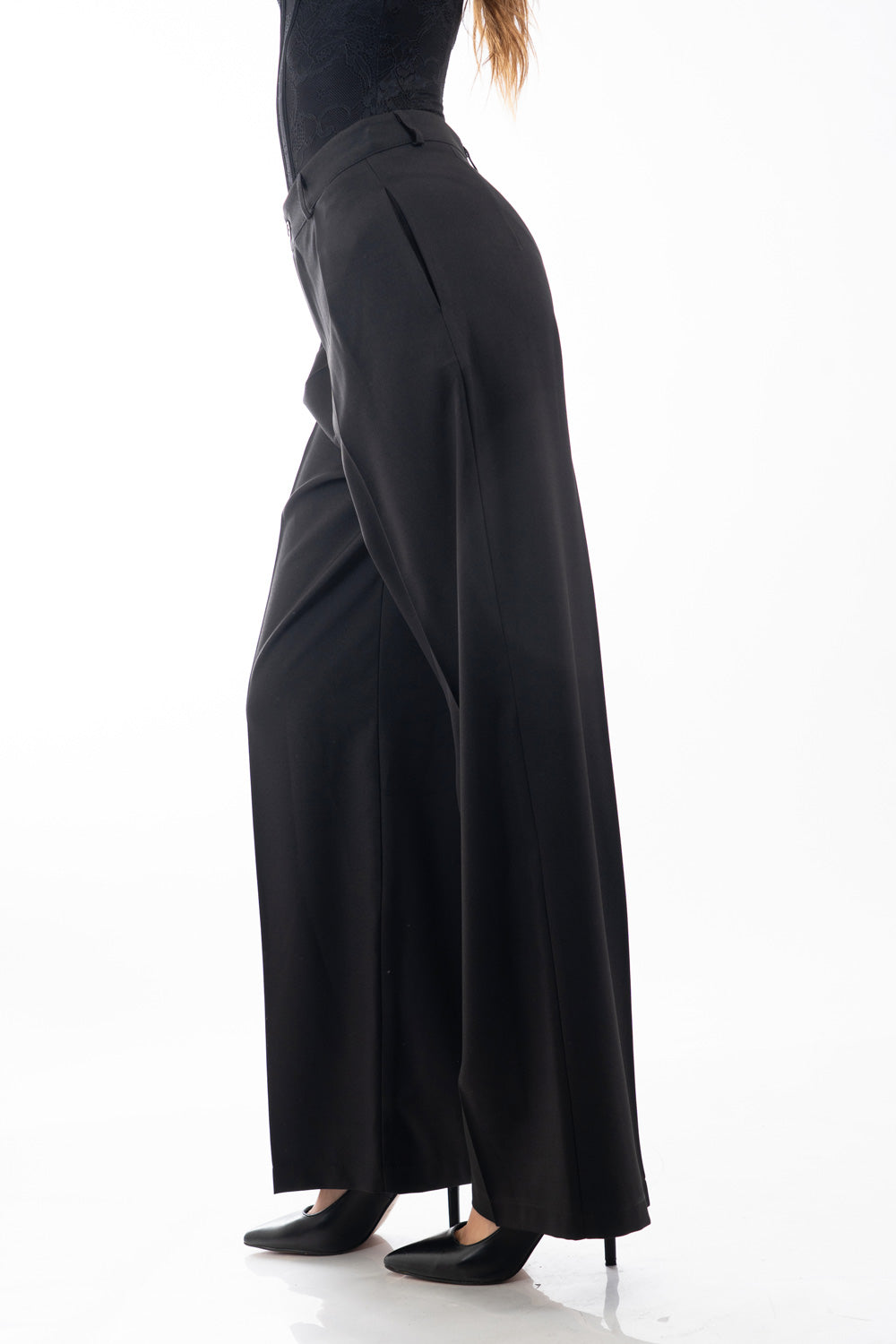 modella indossando Pantalone palazzo donna in tela fluida nera con tasche a scomparsa colore Nero