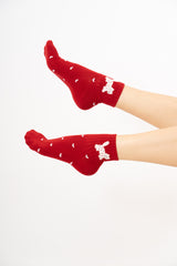 modella indossando Calzini donna fantasia cuoricini in cotone colore Rosso Unica