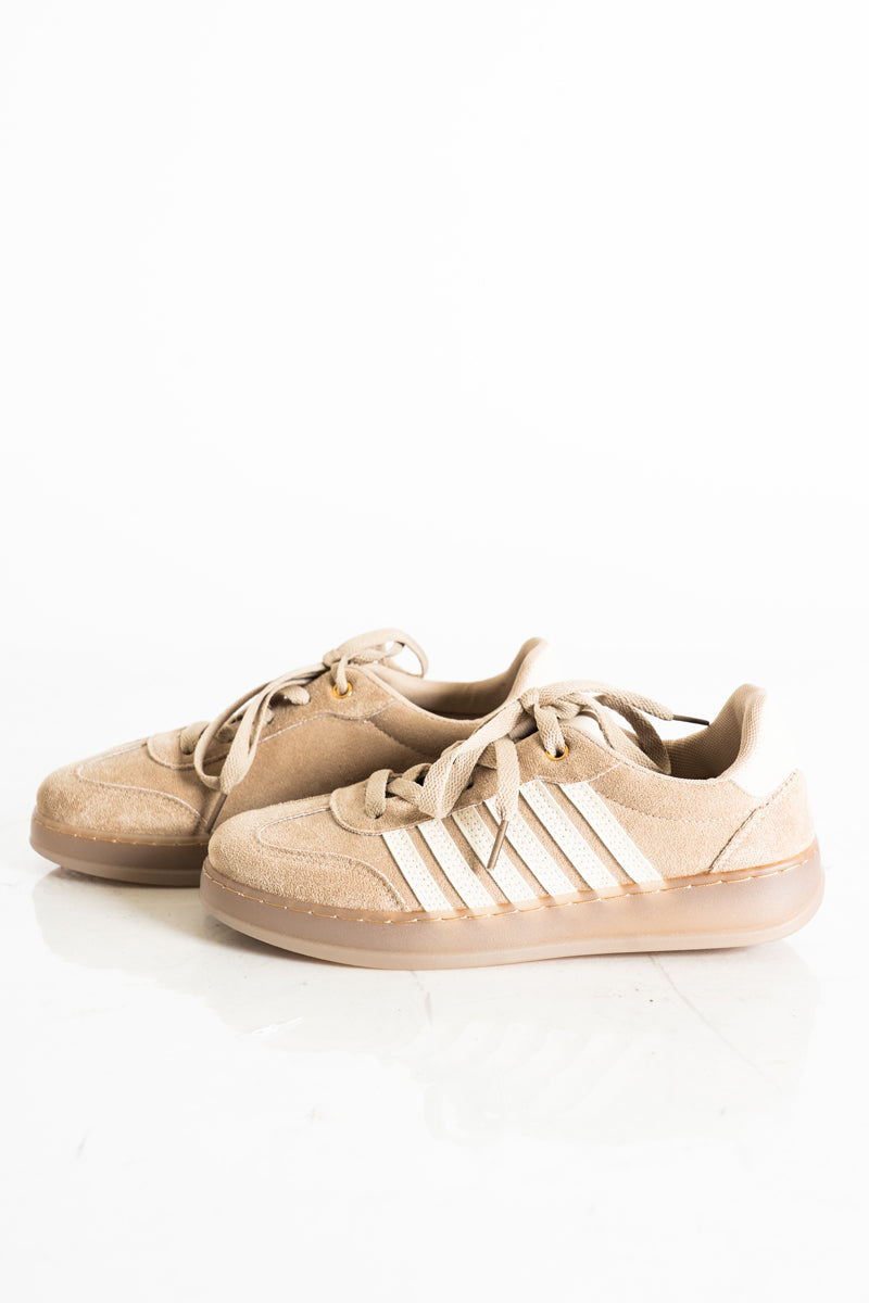 modella indossando Sneaker beige effetto suede con suola comfort colore Beige