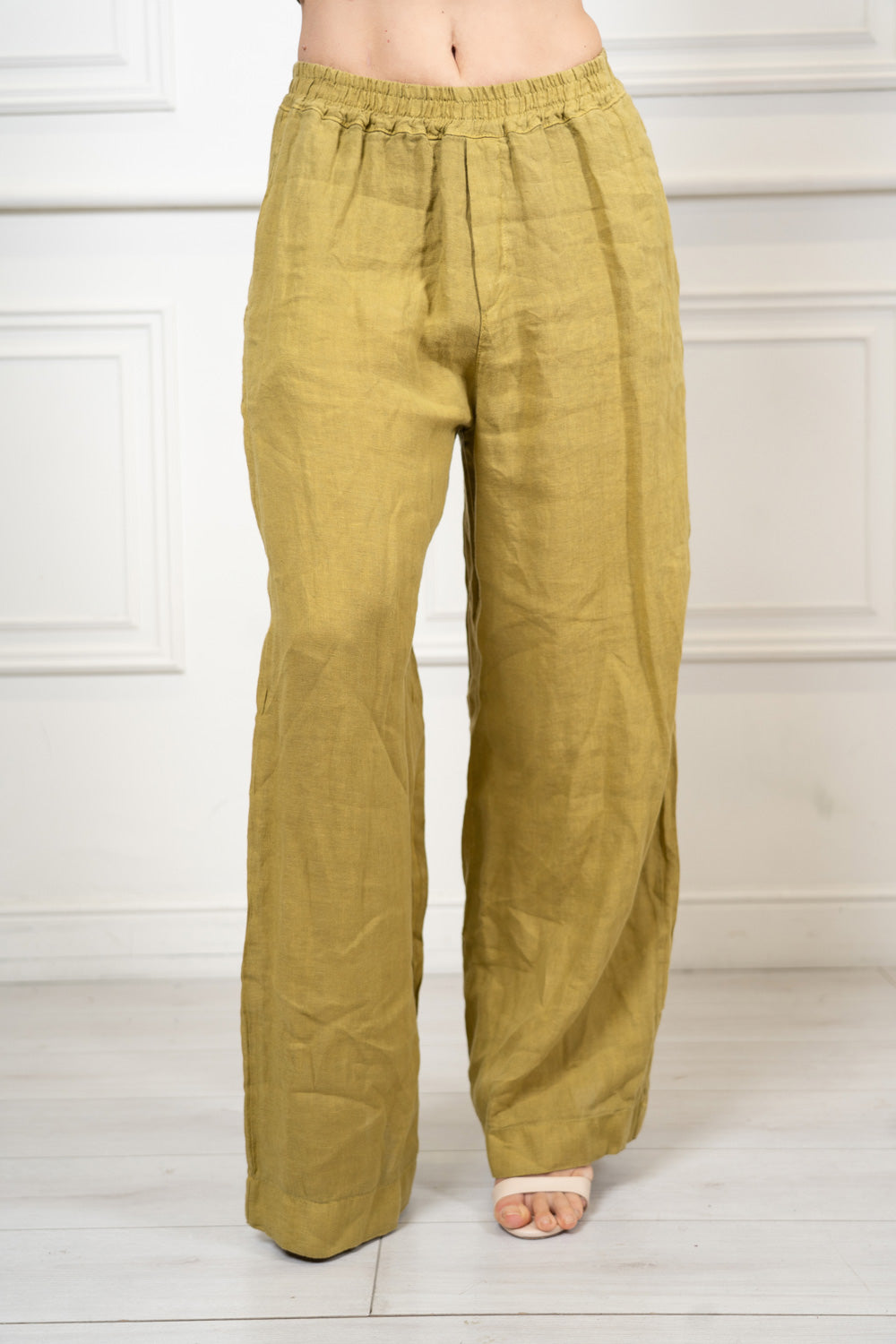 Pantalone a palazzo in puro lino con tasche.