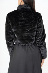 modella indossando Bolero corto in ecopelliccia con bottone gioiello colore