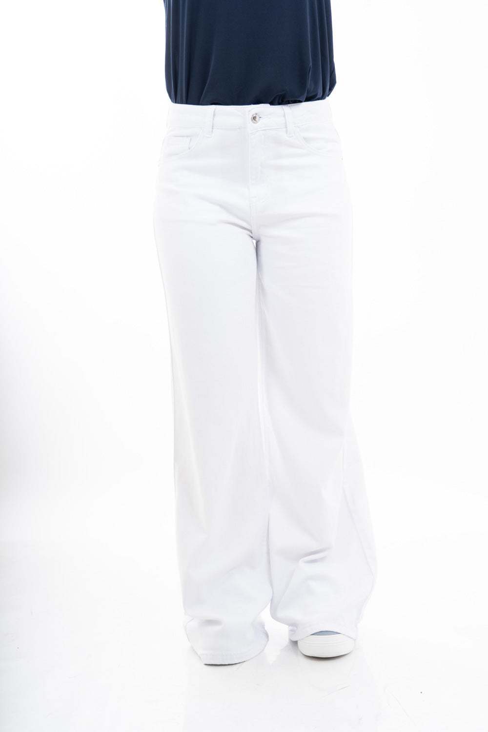 modella indossando Jeans bianco wide leg a vita alta in denim leggero elasticizzato colore