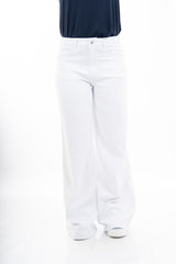 modella indossando Jeans bianco wide leg a vita alta in denim leggero elasticizzato colore