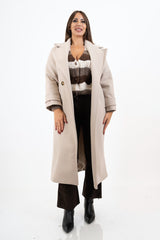 modella indossando Cappotto lungo in panno doppio petto con martingala ai polsi colore