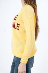 modella indossando Maglione girocollo con scritta “Bella e impossibile” in misto lana Made in Italy colore