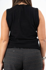 modella indossando Gilet smanicato in maglia viscosa con bordi a costina colore