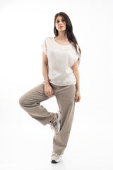 modella indossando Maglia over in viscosa con retro in pizzo colore