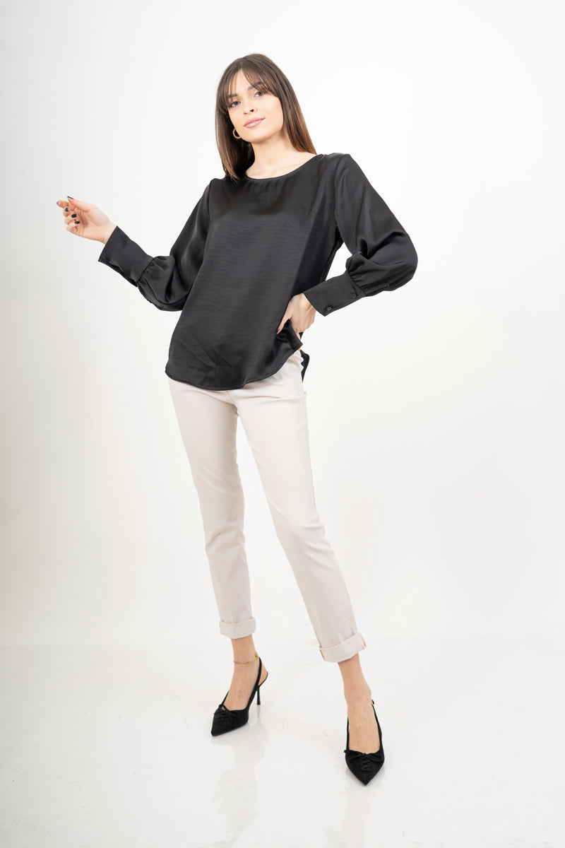 modella indossando Blusa over in raso cangiante con maniche palloncino colore