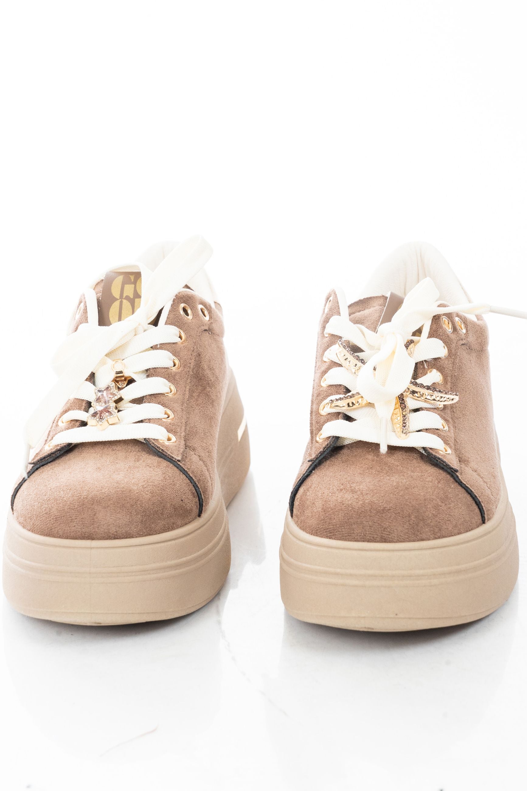 modella indossando Sneakers platform con charm gioiello removibile e suola alta Marrone colore