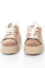 modella indossando Sneakers platform con charm gioiello removibile e suola alta Marrone colore