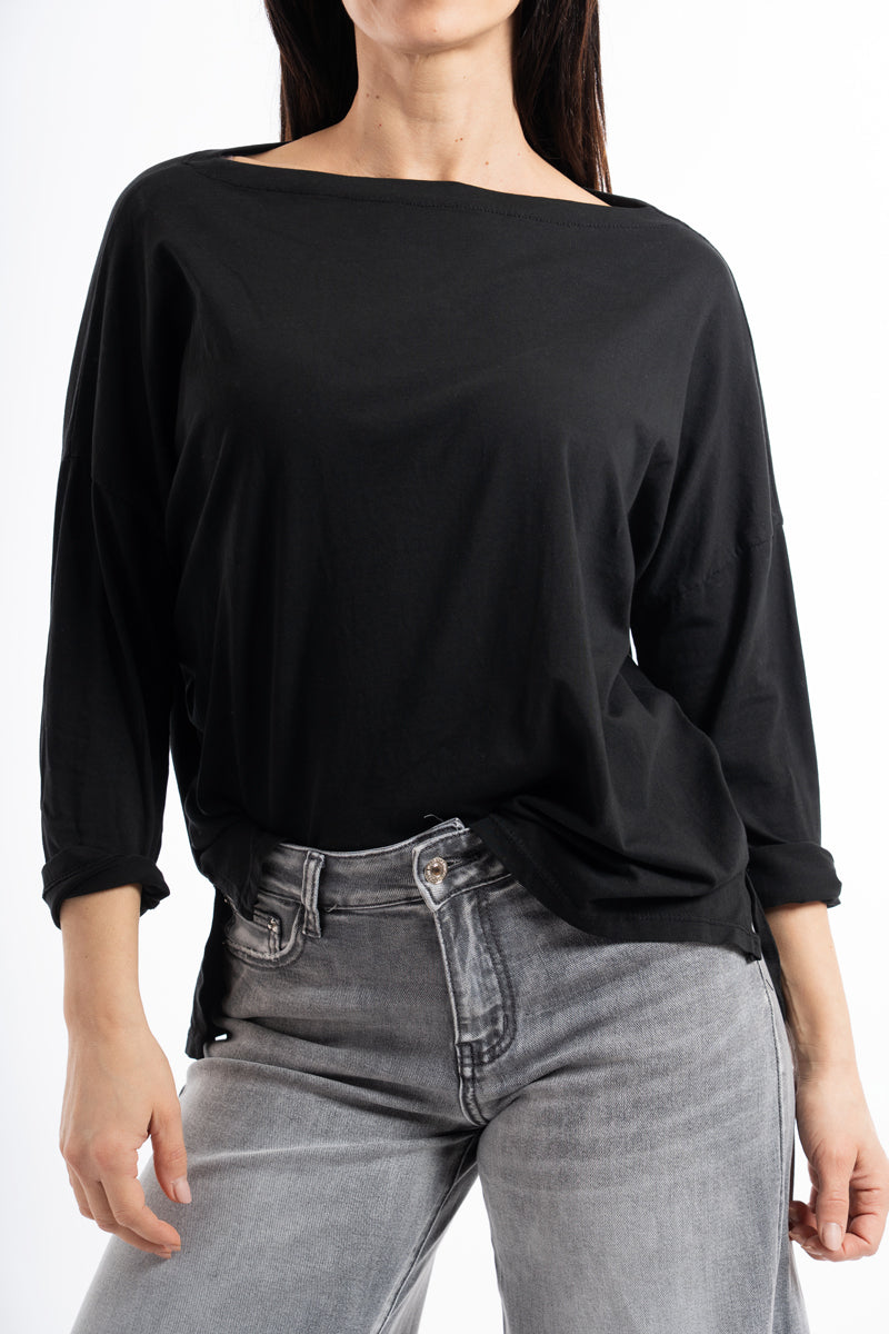 modella indossando Maglia over in cotone elasticizzato con scollo ampio e spacchi laterali colore Nero Unica