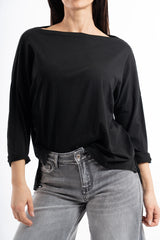 modella indossando Maglia over in cotone elasticizzato con scollo ampio e spacchi laterali colore Nero Unica