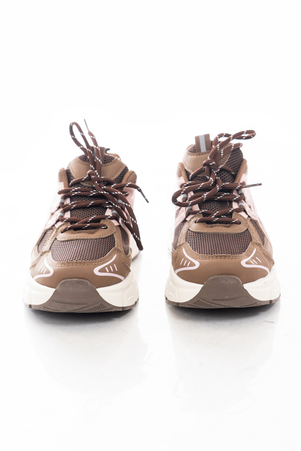 modella indossando Sneakers chunky in mesh con inserti tecnici e suola platform – marrone colore
