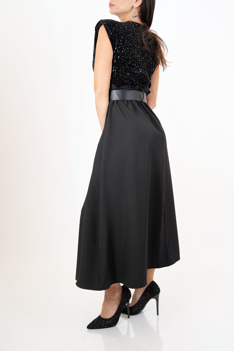 modella indossando Abito lungo elegante con corpetto paillettes e gonna ampia in tessuto tecnico colore