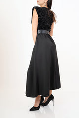 modella indossando Abito lungo elegante con corpetto paillettes e gonna ampia in tessuto tecnico colore