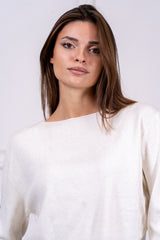 modella indossando Maglia Selene laminata colore Burro Unica