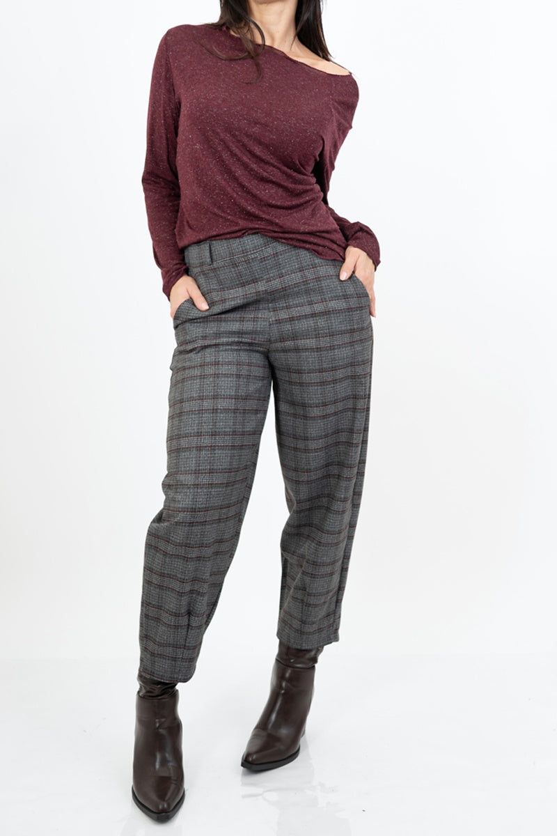 modella indossando Maglia over con scollo ampio in viscosa e cashmere con filo laminato colore