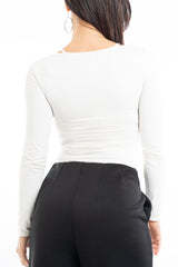 modella indossando Maglia elasticizzata con scollo sagomato e lacci interni colore