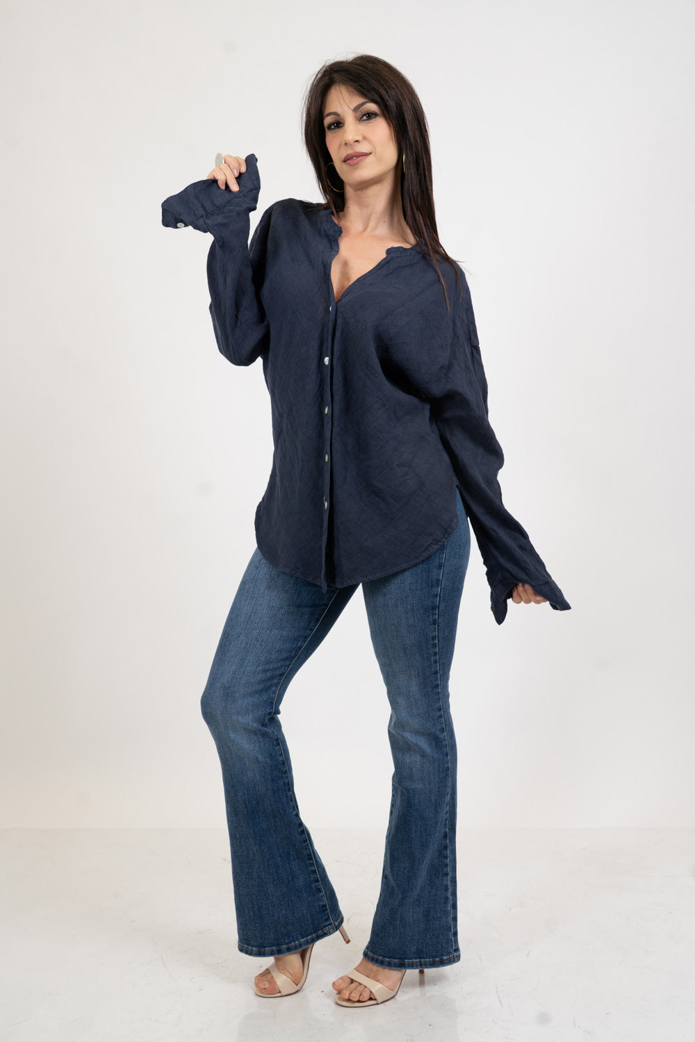 Camicia in lino con collo coreano e spalla scesa.