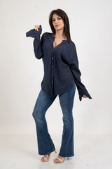 Camicia in lino con collo coreano e spalla scesa.