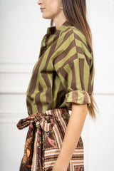 modella indossando Camicia in Cotone Leggero a Righe Bicolore Made in Italy colore