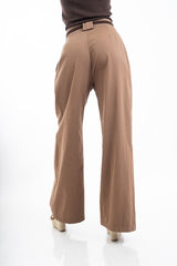 modella indossando Pantalone palazzo in cotone con pinces strutturate e cintura colore