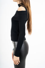 modella indossando Maglia finto twinset a costina con collo alto e spalle scoperte colore