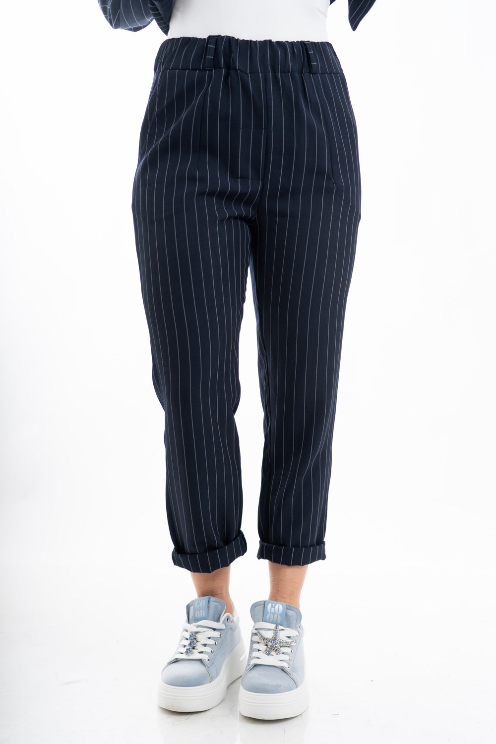 modella indossando Pantalone gessato blu con elastico in vita e risvolto regolabile colore Blu