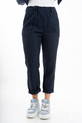 modella indossando Pantalone gessato blu con elastico in vita e risvolto regolabile colore Blu