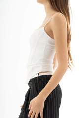 modella indossando Top effetto bustier in maglina elasticizzata con cuciture a vista e passamaneria colore