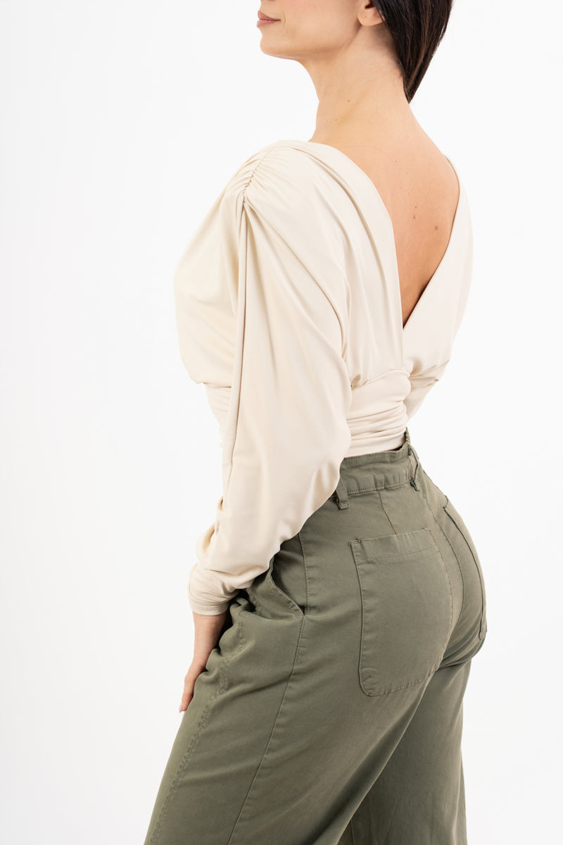 modella indossando Maglia crop drappeggiata con doppio scollo incrociato e spalle strutturate colore