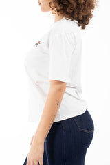 modella indossando T-shirt in cotone con ricamo bassotto Made in Italy colore