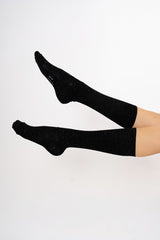 modella indossando Calza lunga donna in viscosa con lurex Pezzini Prestige colore Nero Unica