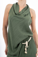 modella indossando Top lungo a fazzoletto con scollo sciallato in viscosa EasyWave no stiro colore Militare Unica