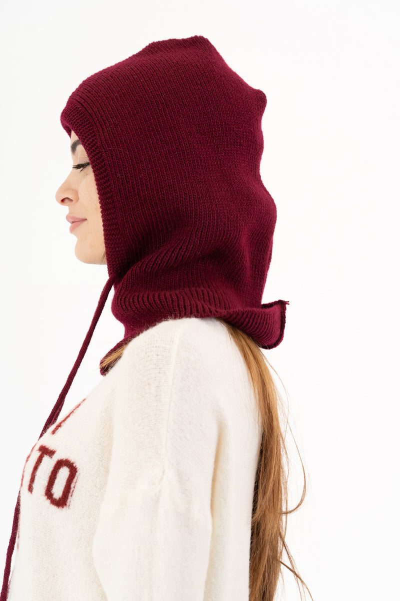 modella indossando Balaclava in maglia con coulisse regolabile Made in Italy colore