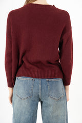 modella indossando Maglione girocollo “No vabbè” in misto lana ricamato colore