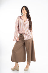 modella indossando Camicia lunga a righe in viscosa con lavorazione jacquard colore