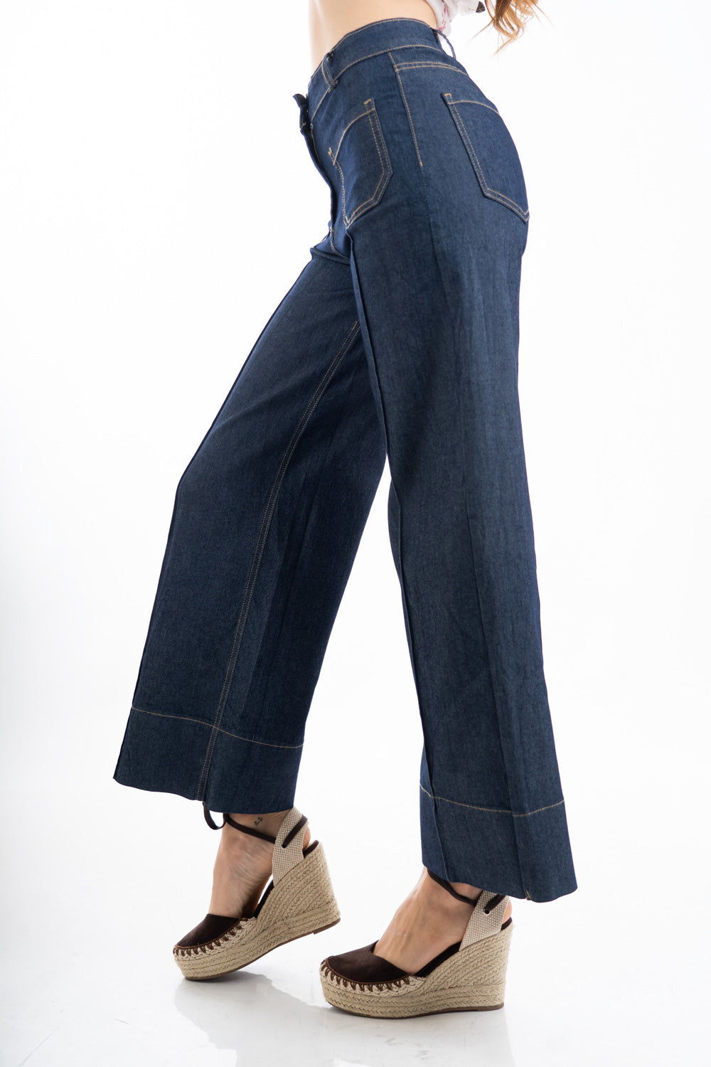 modella indossando Jeans a palazzo in denim leggero elasticizzato con cuciture frontali colore