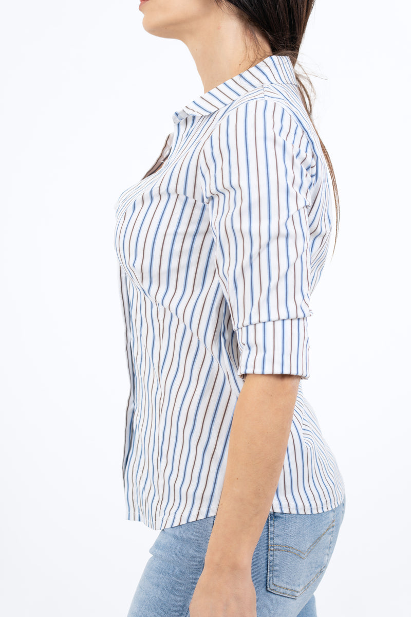 modella indossando Camicia rigata avvitata in cotone – bianco colore