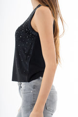 modella indossando Top canotta in microcostina di viscosa elasticizzata con strass degradé colore