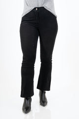 modella indossando Pantalone a Coste a Zampa in Cotone – Nero colore