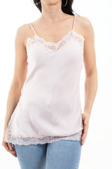 modella indossando Top satinato con pizzo e spalline sottili effetto lingerie colore