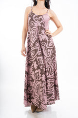 modella indossando Abito lungo effetto raso fantasia decorativa con scollo a V e spalline sottili colore Rosa Unica