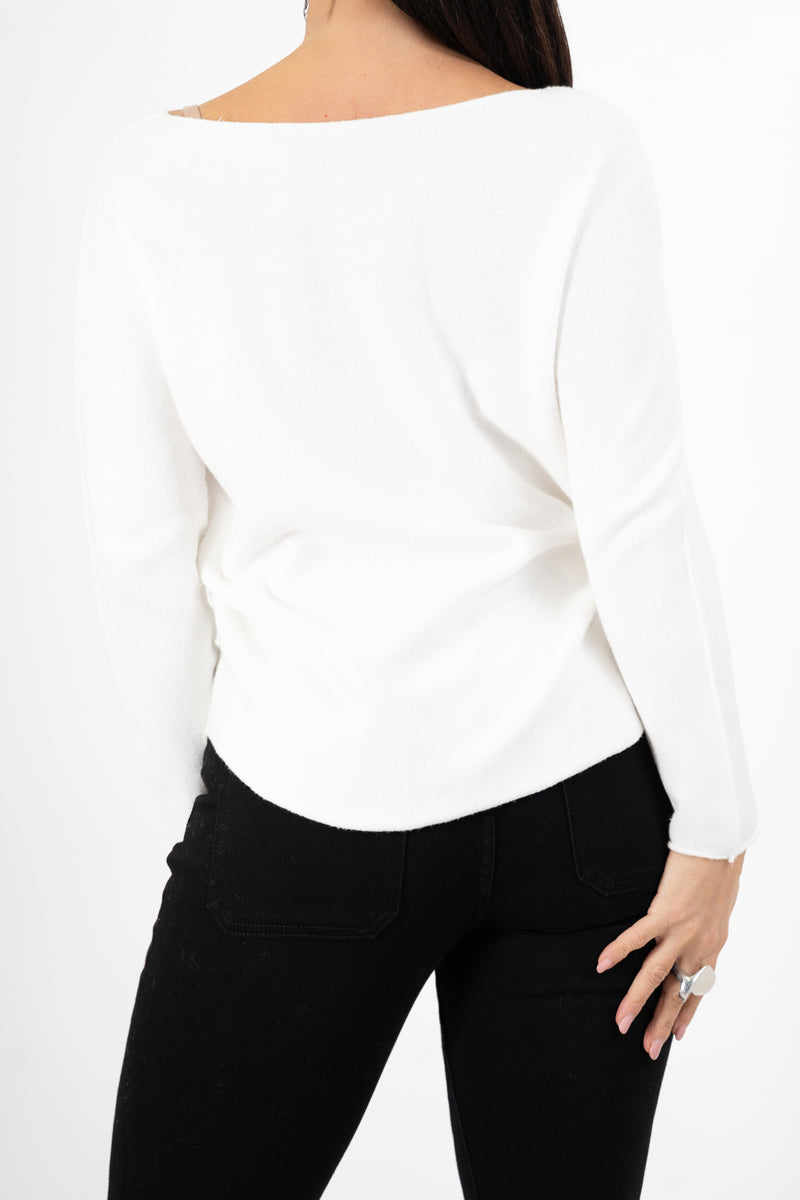 modella indossando Maglia over collo a barchetta con orlo stondato in viscosa colore