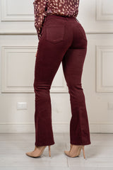 modella indossando Jeans Ravelle flare push-up Borgogna colore