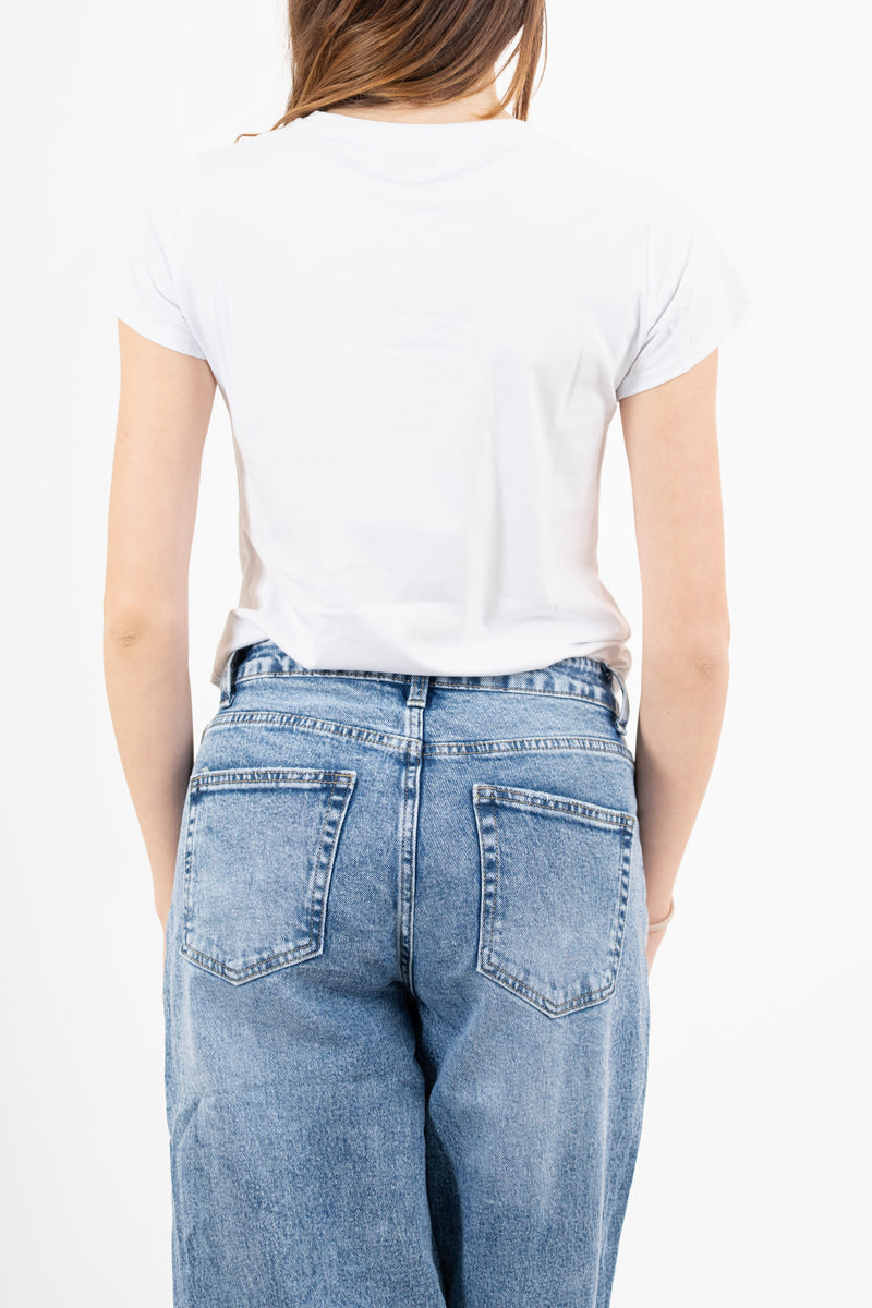 modella indossando T-shirt in cotone elasticizzato con orsetto gioiello applicato colore