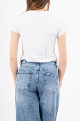 modella indossando T-shirt in cotone elasticizzato con orsetto gioiello applicato colore